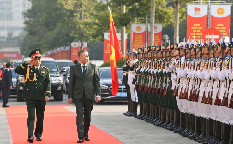 General Secretary To Lam reviews the honor guard of the Vietnam People's Army. Photo: Hai Nguyen