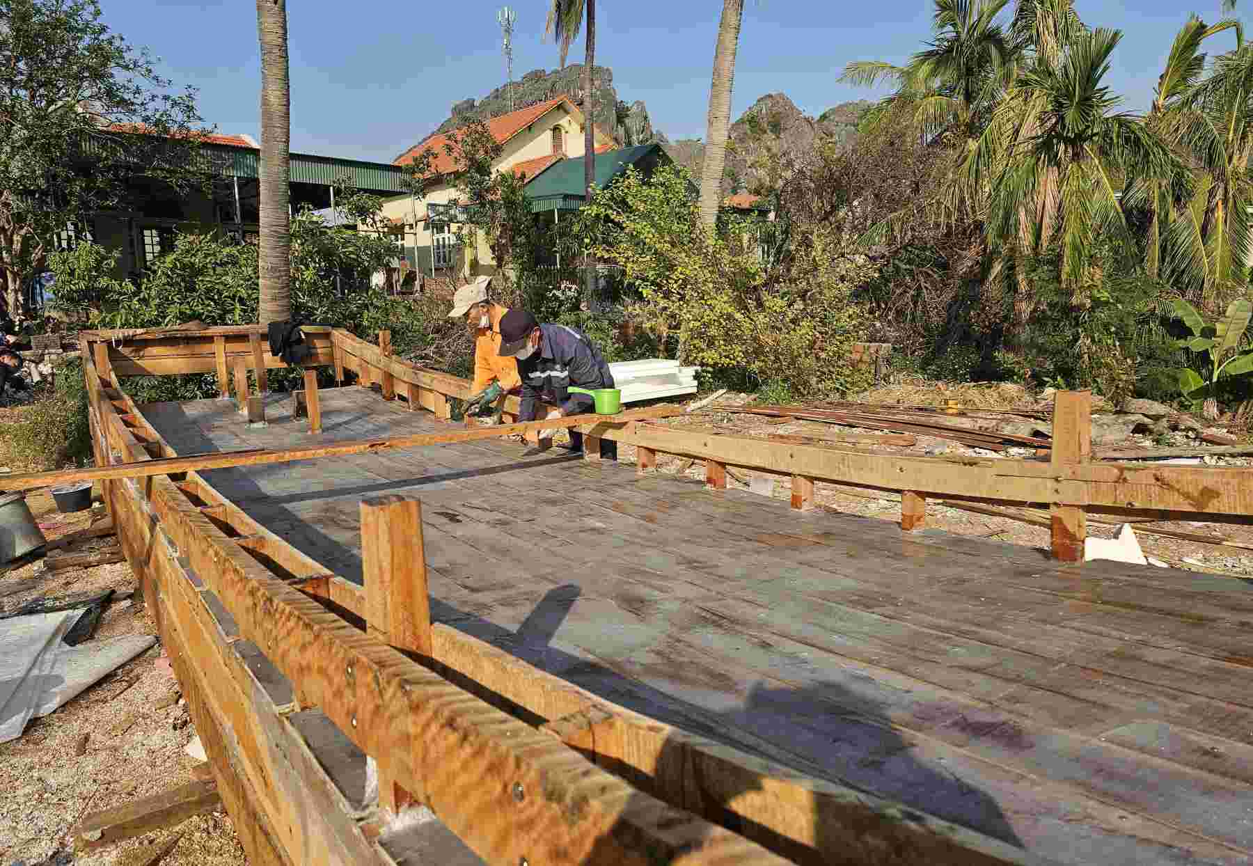 Fishermen set up new traps to farm oysters in Hoang Tan commune, Quang Yen town, Quang Ninh province. Photo: Doan Hung