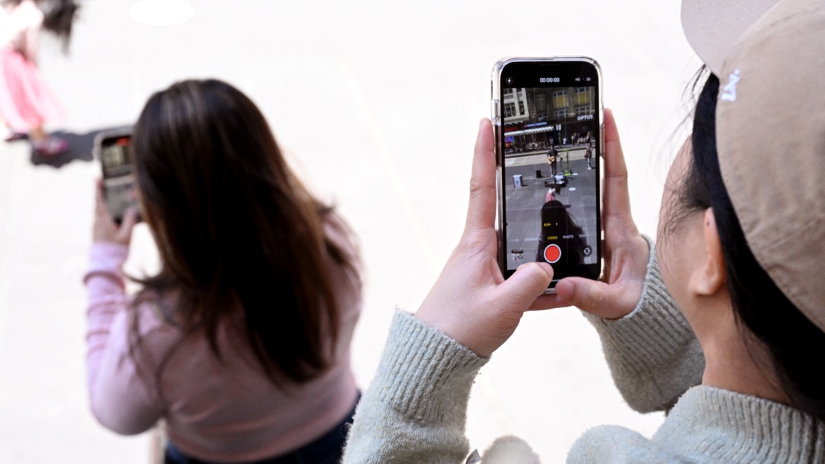 For many young people, capturing moments and posting them on social media is sometimes more important than communicating and talking with family and friends. Photo: AFP