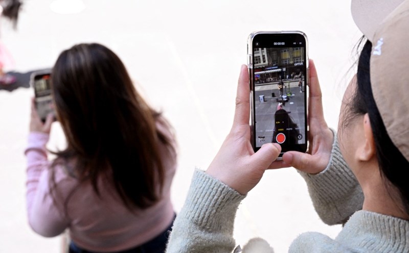 For many young people, capturing moments and posting them on social media is sometimes more important than communicating and talking with family and friends. Photo: AFP