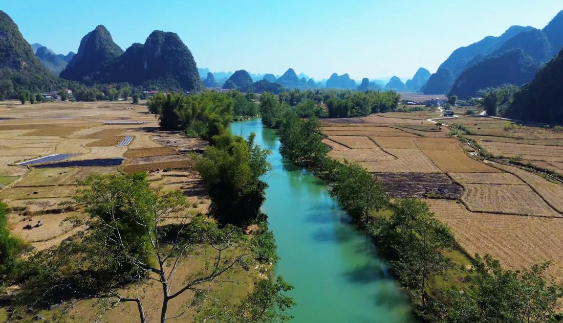 The green Quay Son River flows in Ngoc Con Valley (Cao Bang). Photo: Pham Quang Tuan