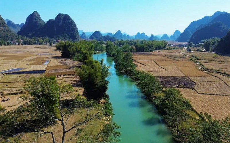 The green Quay Son River flows in Ngoc Con Valley (Cao Bang). Photo: Pham Quang Tuan