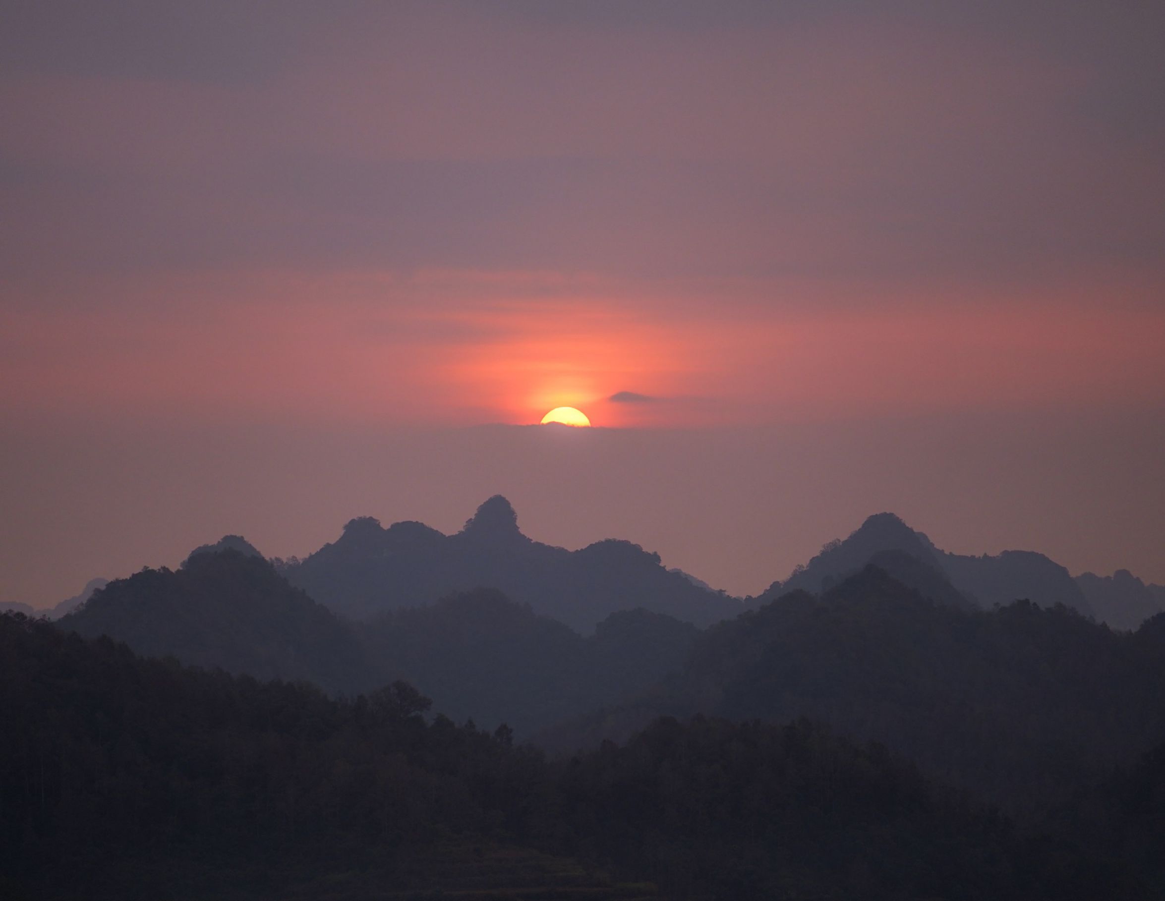 Binh minh o doi co chay Ba Quang. 