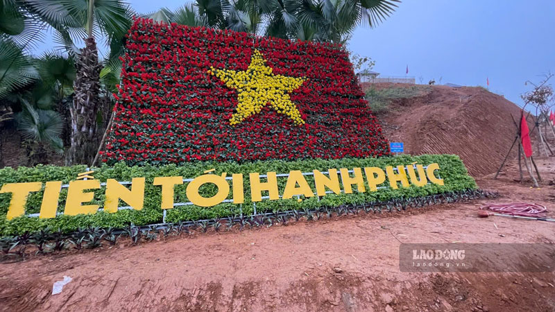 Quoc ky Viet Nam cung niem tin vao hanh phuc hien hien ngay loi vao khu tai dinh cu. 