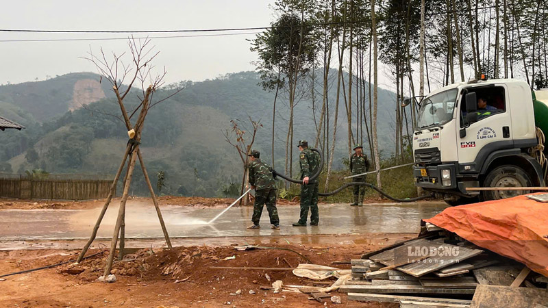 The army was mobilized to help the people of Lang Nu village clean up the roads. Photo: Dinh Dai
