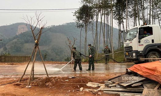 Quân đội được huy động giúp người dân thôn Làng Nủ vệ sinh đường đi lại. Ảnh: Đinh Đại