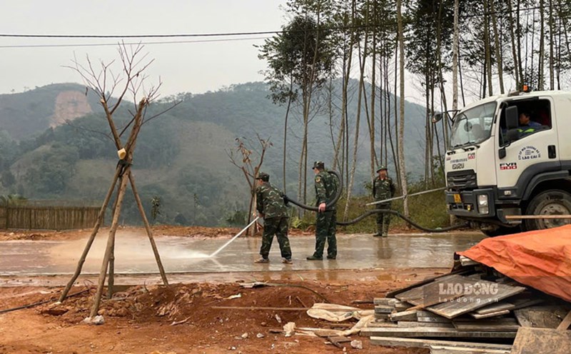 The army was mobilized to help the people of Lang Nu village clean up the roads. Photo: Dinh Dai