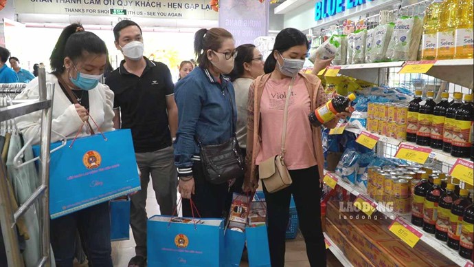Union members and workers shop at the 2024 Trade Union Tet Market. Photo: Nguyen Anh
