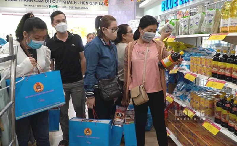 Union members and workers shop at the 2024 Trade Union Tet Market. Photo: Nguyen Anh