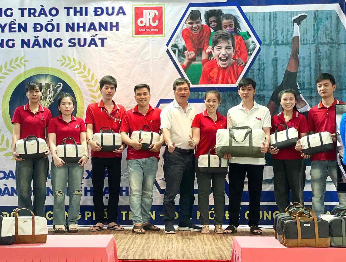 Company leaders reward production teams. Photo: Dong Phu Cuong Joint Stock Company (Dong Nai)