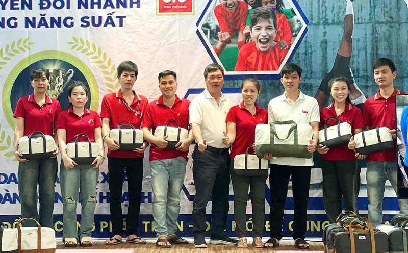 Company leaders reward production teams. Photo: Dong Phu Cuong Joint Stock Company (Dong Nai)
