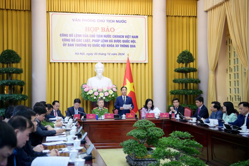 Press conference announcing the President's Order on new laws passed by the National Assembly at the 8th Session. Photo: Pham Dong