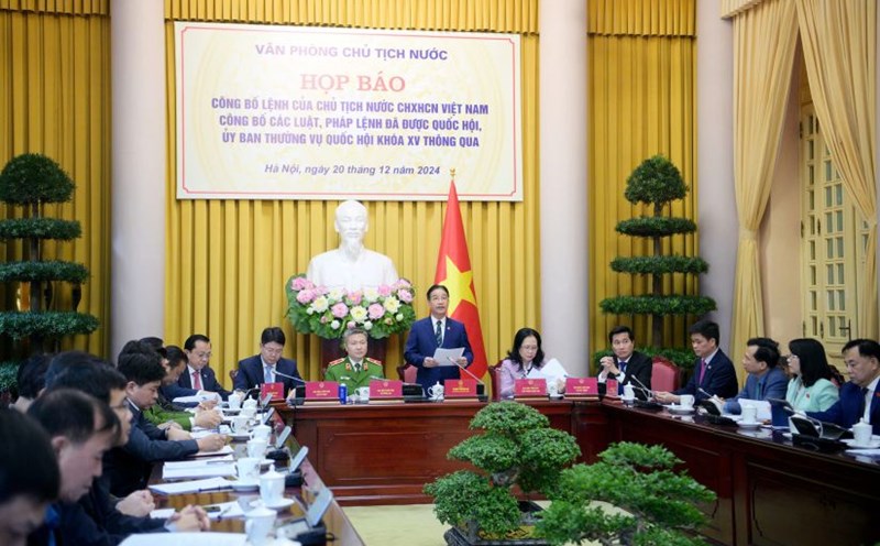 Press conference announcing the President's Order on new laws passed by the National Assembly at the 8th Session. Photo: Pham Dong