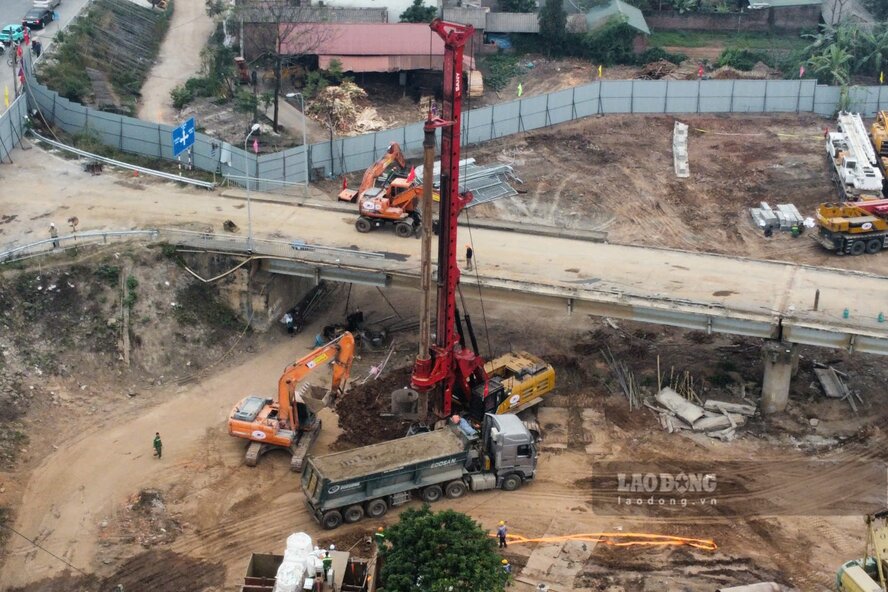 Như vậy, sau nhiều ngày chủ đầu tư là Ban quản lý dự án Thăng Long và đơn vị thi công là Tổng công ty xây dựng Trường Sơn nỗ lực chuẩn bị, việc khởi công xây dựng cầu Phong Châu mới đã sắp được diễn ra, đúng như thời hạn dự kiến trước đó là khởi công trong tháng 12.2024. Ảnh: Tô Công.