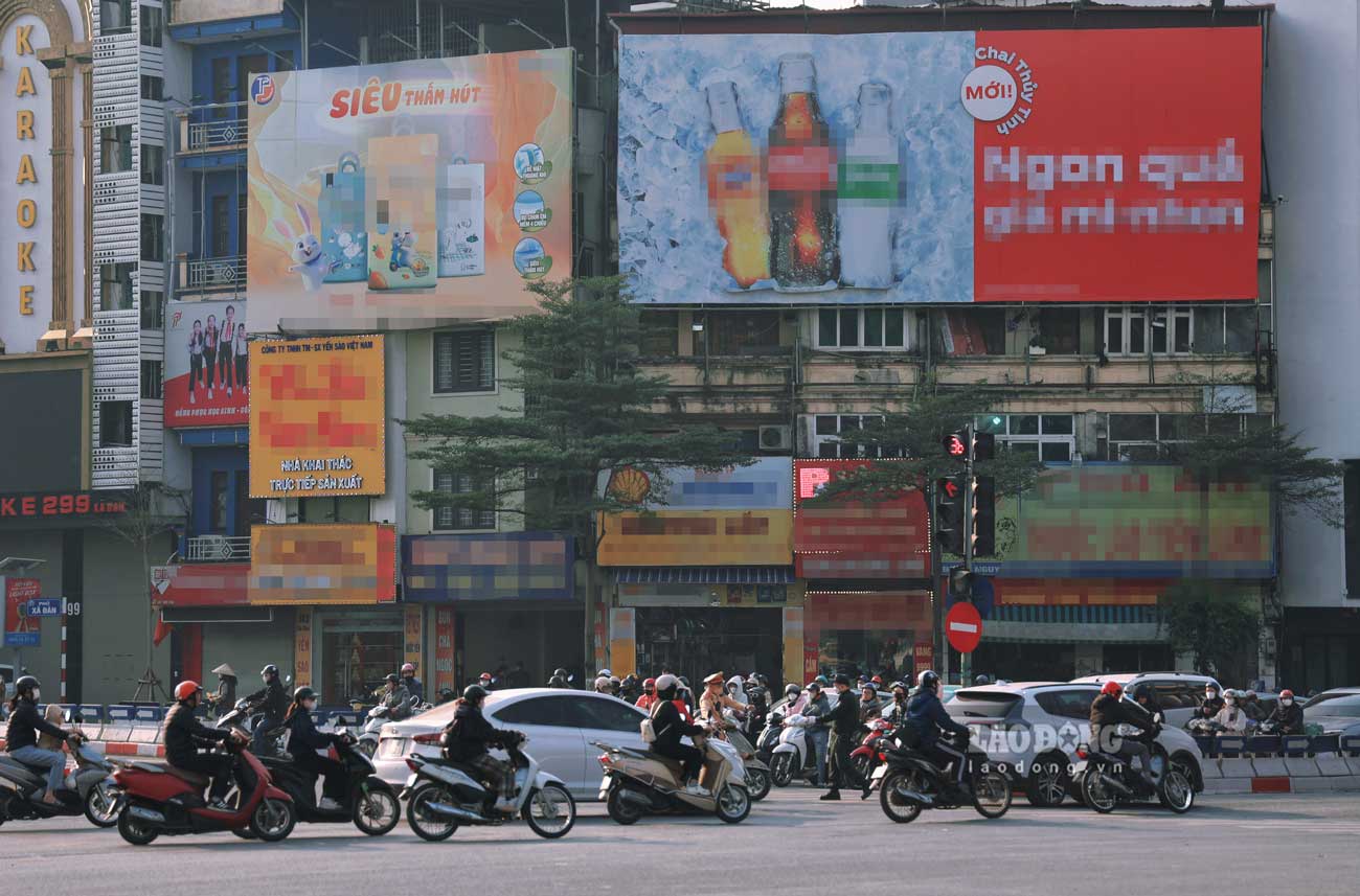 Hanoi has many tube-shaped houses, covered by signs and tiger cages. Photo: Hoang Anh