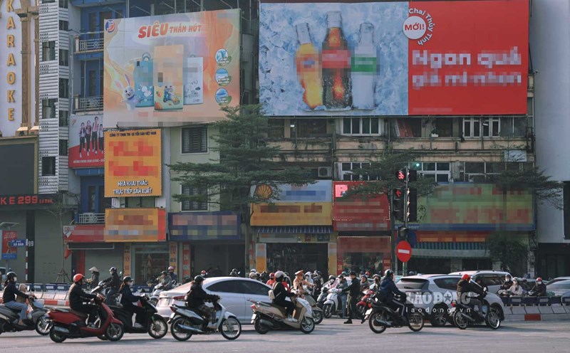 Hanoi has many tube-shaped houses, covered by signs and tiger cages. Photo: Hoang Anh