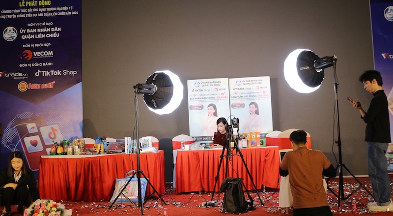 Cac tieu thuong chuan bi tham gia phien Mega Livestream ban hang truc tuyen. Anh: Nguyen Linh