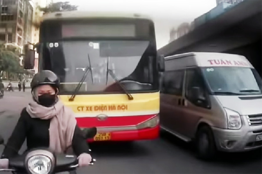 Buses honk loudly and recklessly overtake on the road in Hanoi. Screenshot