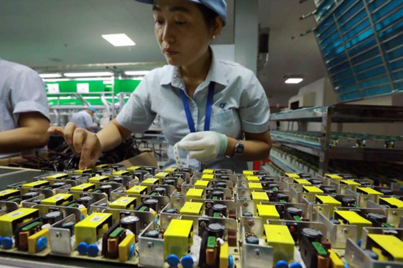 Assembling electronic components at Chee Yuen Electronic Technology Vietnam Co., Ltd., invested by Taiwan (China) in An Duong Industrial Park, An Duong District, Hai Phong. Photo: VNA