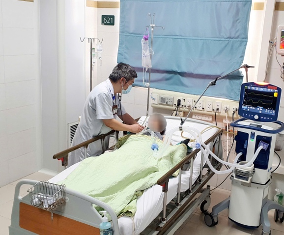 Victims of the fire at the coffee shop are being treated at the Intensive Care Center (Bach Mai Hospital). Photo: Nguyen Ha