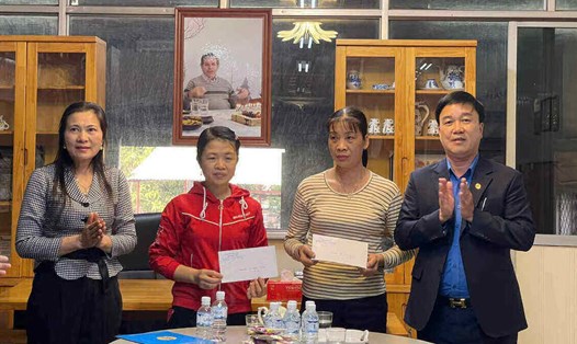 LĐLĐ tỉnh Hải Dương thăm và tặng quà 2 công nhân là con liệt sĩ trên địa bàn tỉnh. Ảnh: Mai Hương
