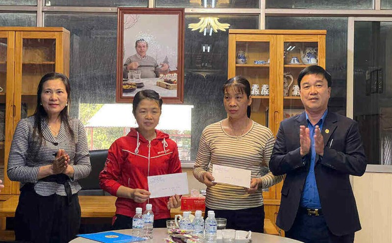 Hai Duong Provincial Federation of Labor visited and presented gifts to two workers who are children of martyrs in the province. Photo: Mai Huong