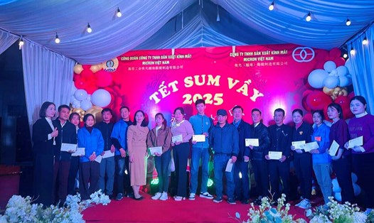 Công nhân Công ty TNHH sản xuất kính mắt Micron Việt Nam nhận quà từ tổ chức Công đoàn tỉnh Hải Dương. Ảnh: Mai Hương