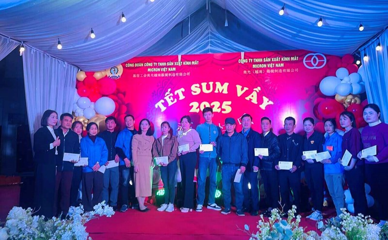 Workers of Micron Vietnam Eyeglass Manufacturing Company Limited receive gifts from the Hai Duong Provincial Trade Union. Photo: Mai Huong