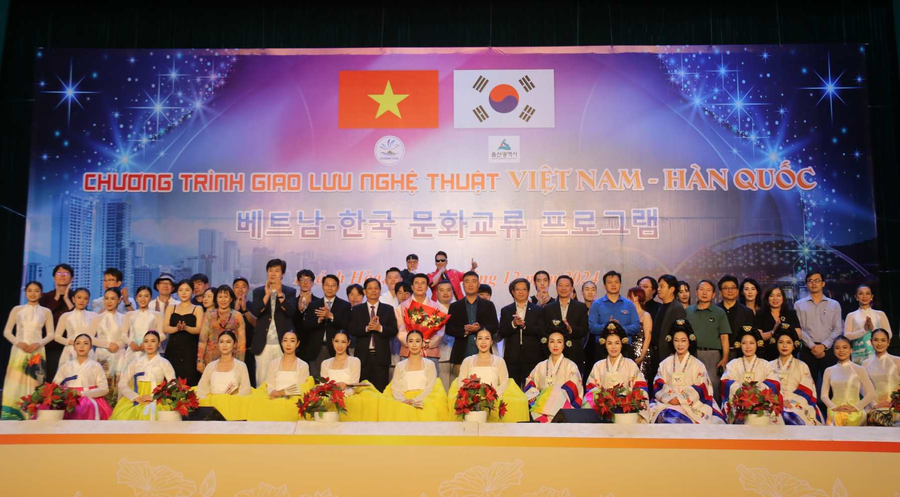 Cac nghe si Han Quoc -Viet Nam tham gia chuong trinh nghe thuat giao luu van hoa tai Khanh Hoa. Anh: Phuong Linh