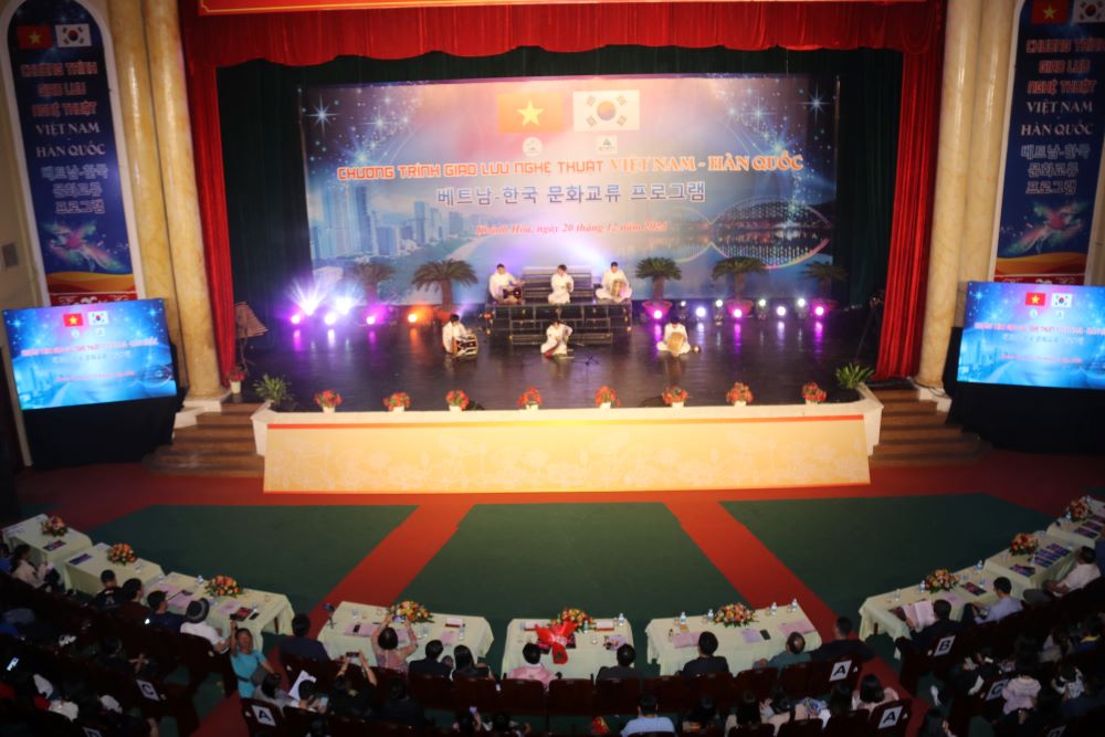 More than 1,000 Nha Trang audiences enjoyed the Korean - Vietnamese art exchange night. Photo: Phuong Linh