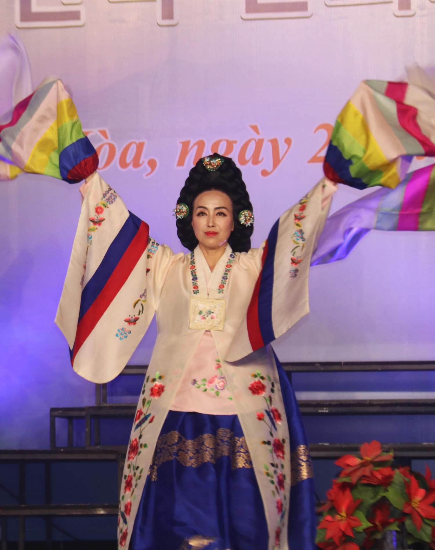 Cac nghe si Doan nghe thuat thanh pho Ulsan va Doan ca mua nhac Hai Dang bieu dien. Anh: Phuong Linh