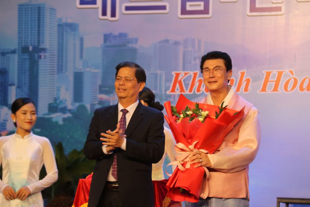 Lanh tinh Khanh Hoa tang hoa Chu tich Lien doan cac to chuc Van hoa va Nghe thuat Ulsan. Anh: Phuong Linh