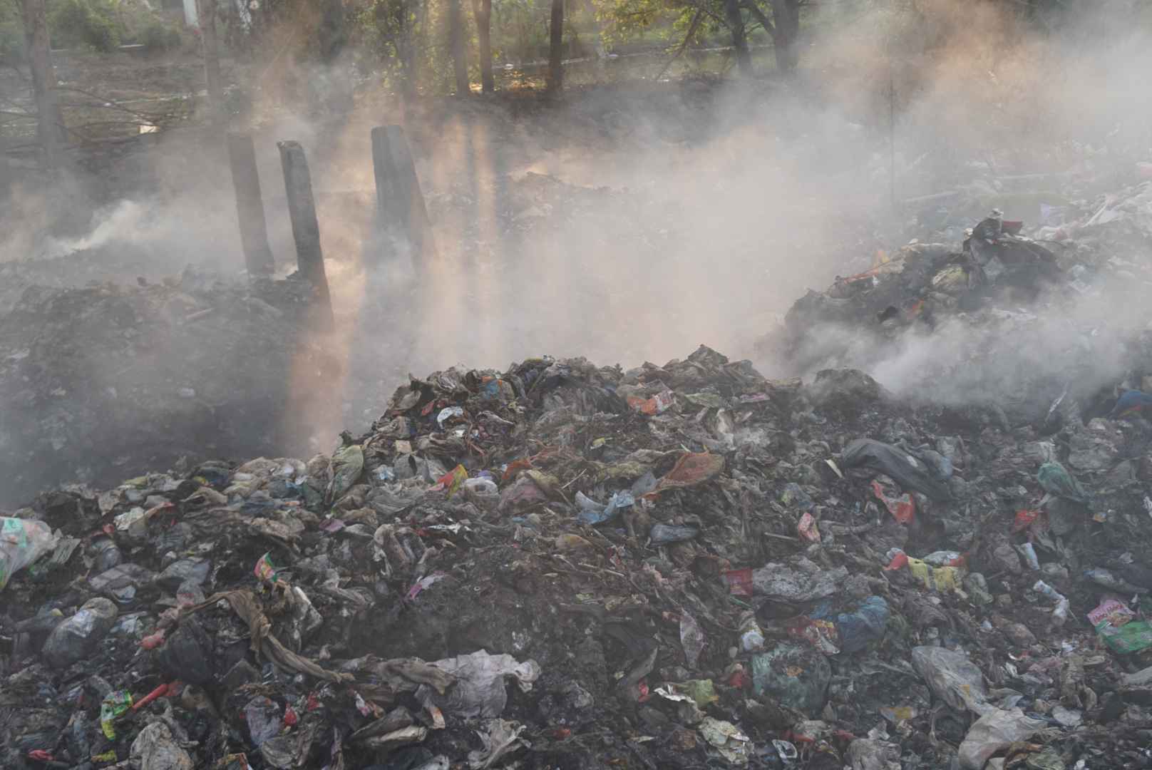 Khói rác bủa vây cuộc sống người dân xã Gia Tiến, huyện Gia Lộc, tỉnh Hải Dương. Ảnh: Công Hòa