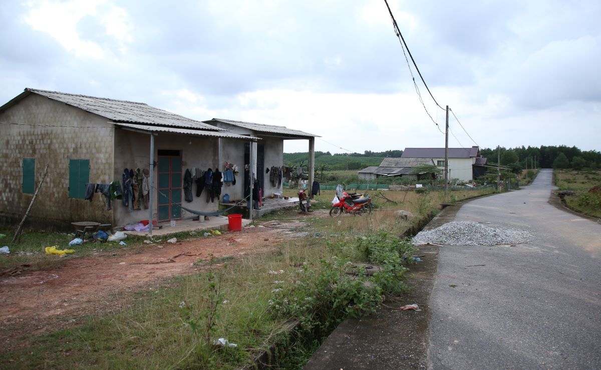 Only 4 households have moved into the resettlement area to build houses, while dozens of others are still clinging to the eroding banks of the Thach Han River. Photo: Hung Tho.