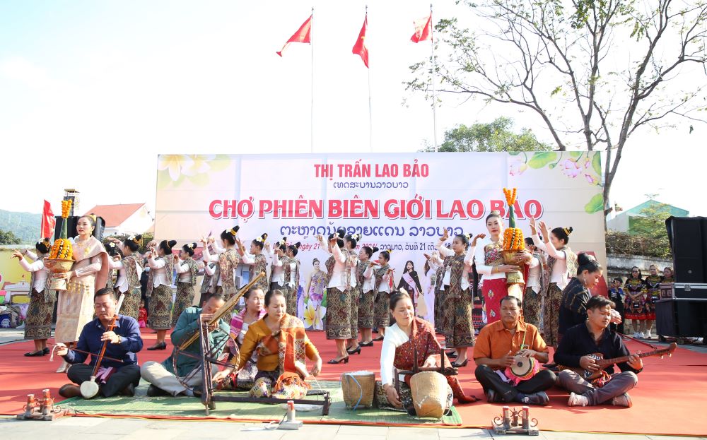 Tiet muc nghe thuat cua don vi den tu nuoc ban Lao tai le khai mac cho phien. Anh: Hung Tho.