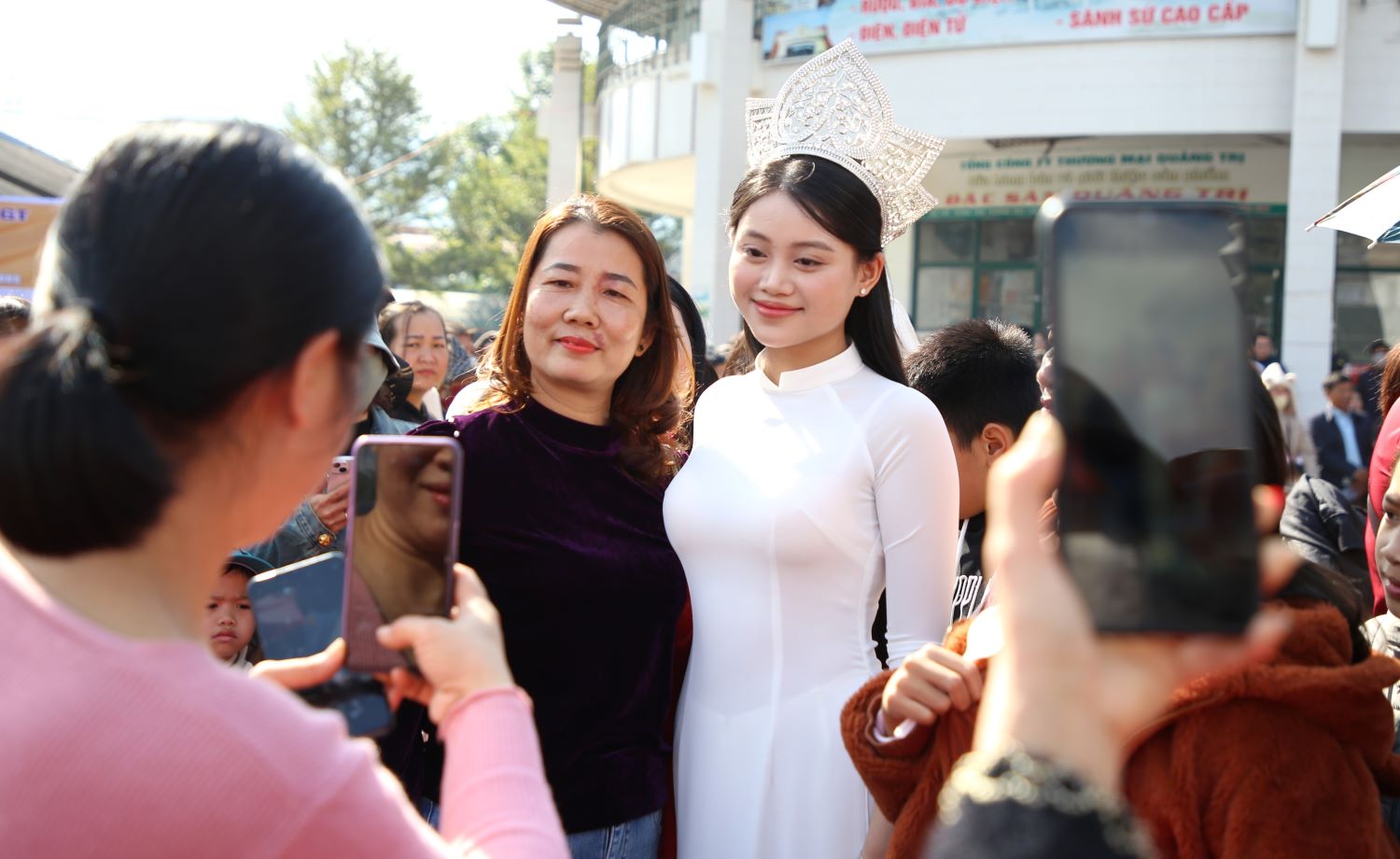 New Miss Vietnam Nguyen Ngoc Thao Nguyen takes souvenir photos with people. Photo: Hung Tho.