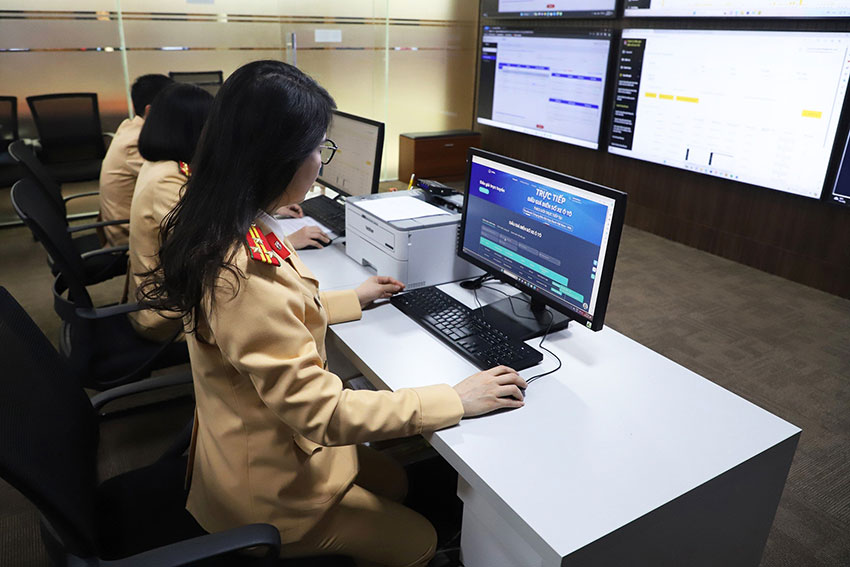 Từ ngày 1.1.2025, người dân có thể đăng ký xe nhập khẩu qua VNeID. Ảnh: V.Tuân