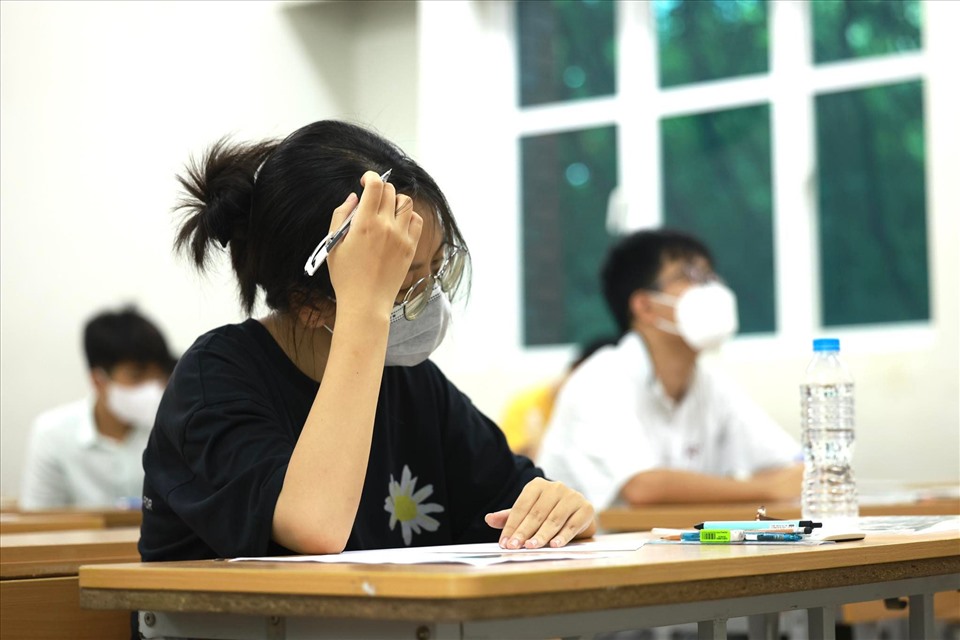 Many provinces and cities are piloting 5-day school weeks, giving students full days off on Saturdays and Sundays. Photo: Hai Nguyen