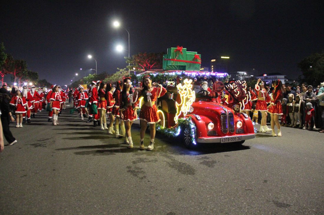 Toi 20.12, tai khu vuc pho di bo Bach Dang, hon 600 vu cong trong trang phuc ong gia Noel, ba chua tuyet cung mo hinh tuan loc keo xe tham gia hoat dong dieu hanh Vui cung ong gia Noel.