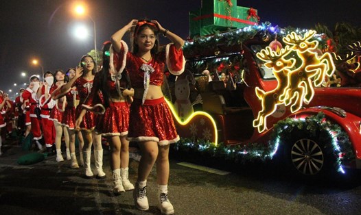 Các vũ công mang trang phục Noel diễu hành trên đường phố Đà Nẵng. Ảnh: Văn Trực
