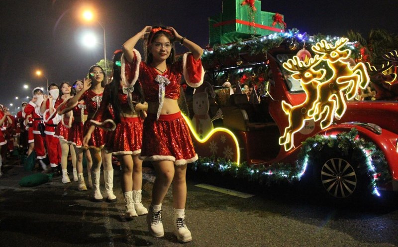 Dancers wearing Christmas costumes parade on the streets of Da Nang. Photo: Van Truc