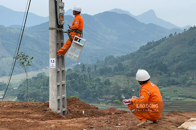 Những công nhân điện lực huyện Bảo Yên miệt mài làm việc để thắp sáng hệ thống đèn ở khu tái định cư.