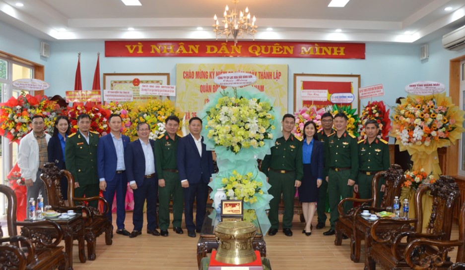 Doan cong tac Cong ty BSR chuc mung Bo Chi huy Quan su tinh Quang Ngai nhan Ngay thanh lap QDND Viet Nam