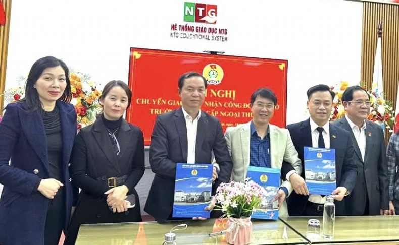 Long Bien District Labor Federation and Bac Tu Liem District Labor Federation transfer and receive grassroots trade unions. Photo: Grassroots Trade Union