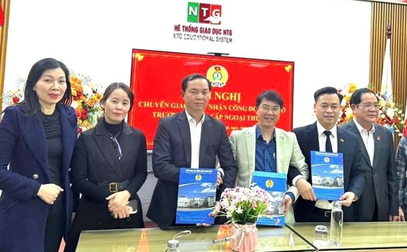 Long Bien District Labor Federation and Bac Tu Liem District Labor Federation transfer and receive grassroots trade unions. Photo: Grassroots Trade Union