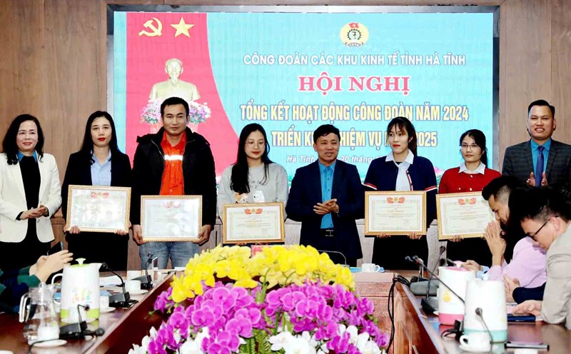 Awarding certificates of merit to groups and individuals. Photo: Hoang Thanh.
