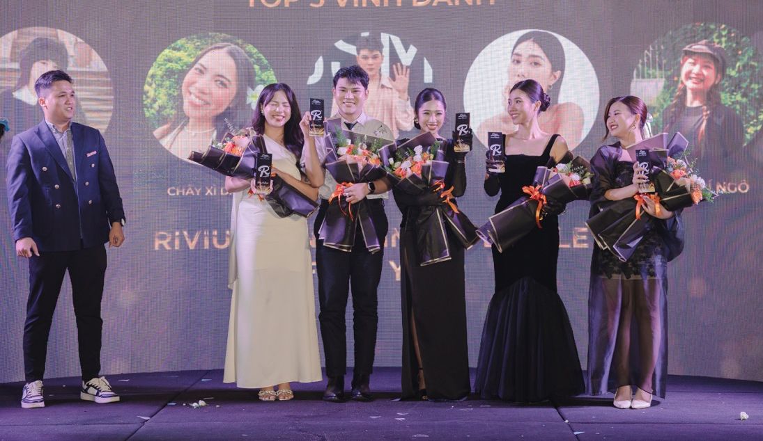 Anh: Ban to chuc.