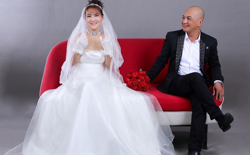 Mr. Nguyen Quang and his wife. Photo: Producer.