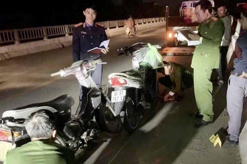 Lực lượng chức năng thực nghiệm lại hiện trường vụ tai nạn trên cầu làm một người tử vong. Ảnh: Yên Lộc.