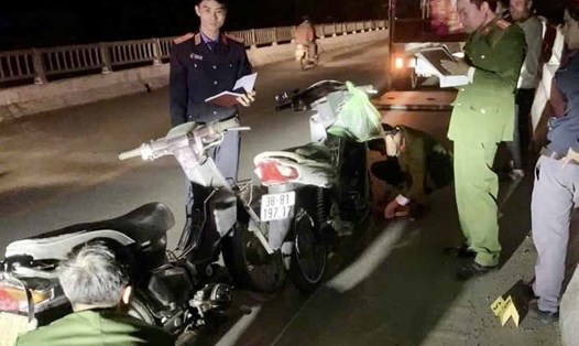 Lực lượng chức năng thực nghiệm lại hiện trường vụ tai nạn trên cầu làm một người tử vong. Ảnh: Yên Lộc.